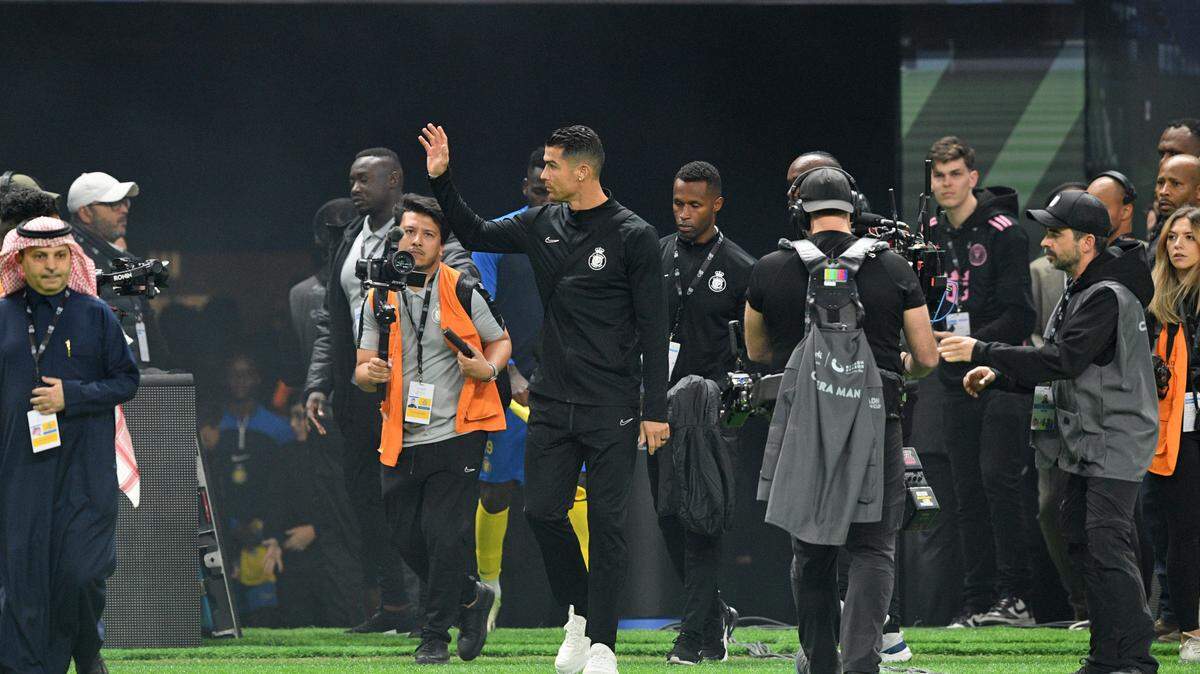 El astro del fútbol Cristiano Ronaldo se mantuvo en la cima de la lista anual de los deportistas mejor pagados del mundo de la revista Forbes, en la que el golfista español Jon Rahm dio el salto al segundo lugar y Lionel Messi fue tercero.