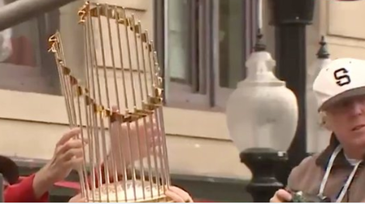 Así quedó el trofeo que ganaron los Medias Rojas tras imponerse en la Serie Mundial luego de recibir el impacto de una lata de cerveza en la parada de los campeones en Boston, el 31 de octubre de 2018.
