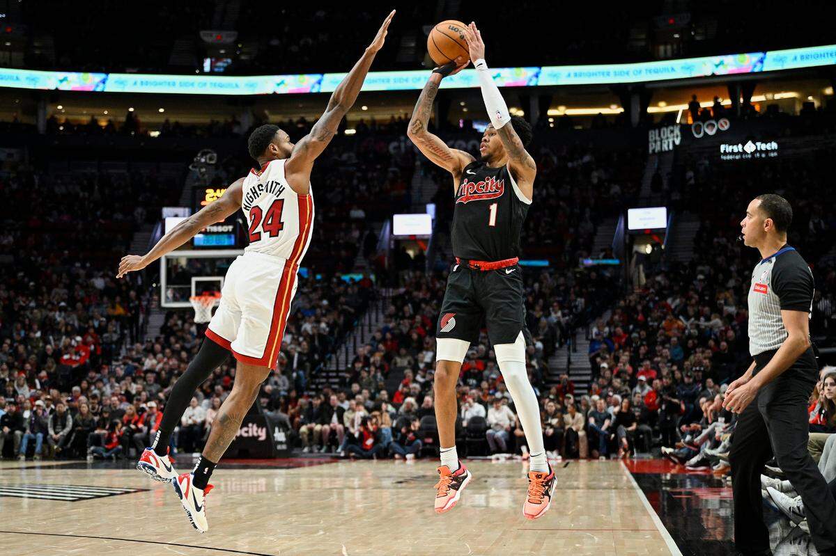 El jugador de los Trail Blazers Anfernee Simons tira al aro ante la marca de Haywood Highsmith, del Heat de Miami, en el partido celebrado el 27 de febrero de 2024 en Portland.