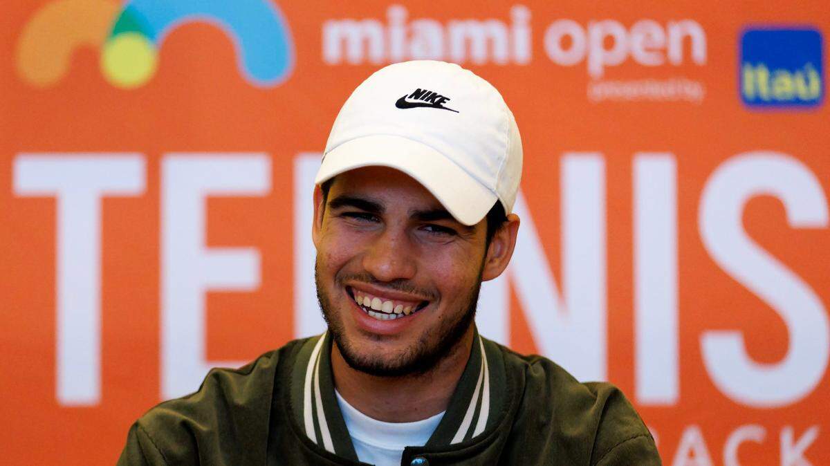 El campeón del Miami Open 2022, el español Carlos Alcaraz, habla con reporteros durante el día de los medios en el Hard Rock Stadium, el martes 21 de marzo de 2023 en Miami Gardens, Florida.