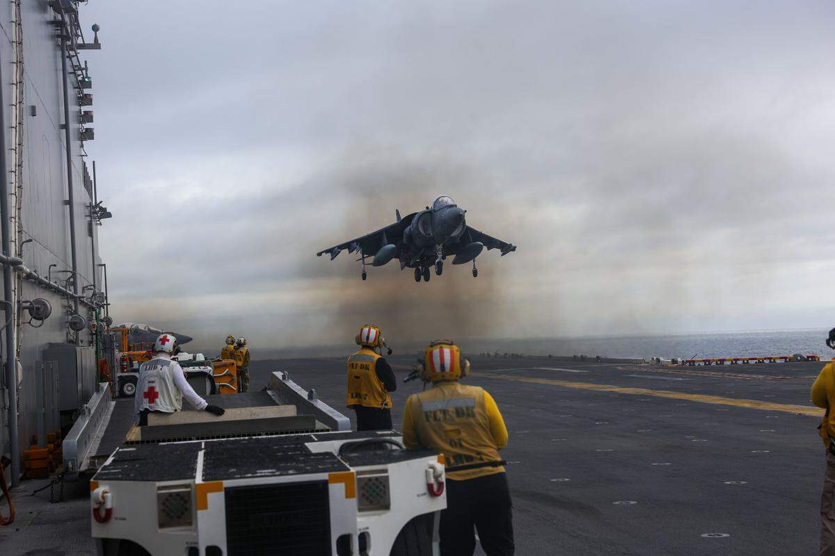 Un AV-8B Harrier, asignado a los “Thunder Chickens” del Escuadrón de Rotores Inclinables Medianos de la Marina (VMM) 263 (Reforzado), aterriza en la cubierta de vuelo del buque de asalto anfibio clase Wasp USS Iwo Jima (LHD 7) durante las operaciones de vuelo, en el océano Atlántico, cerca de las costas venezolanas, el domingo 24 de agosto de 2025.
