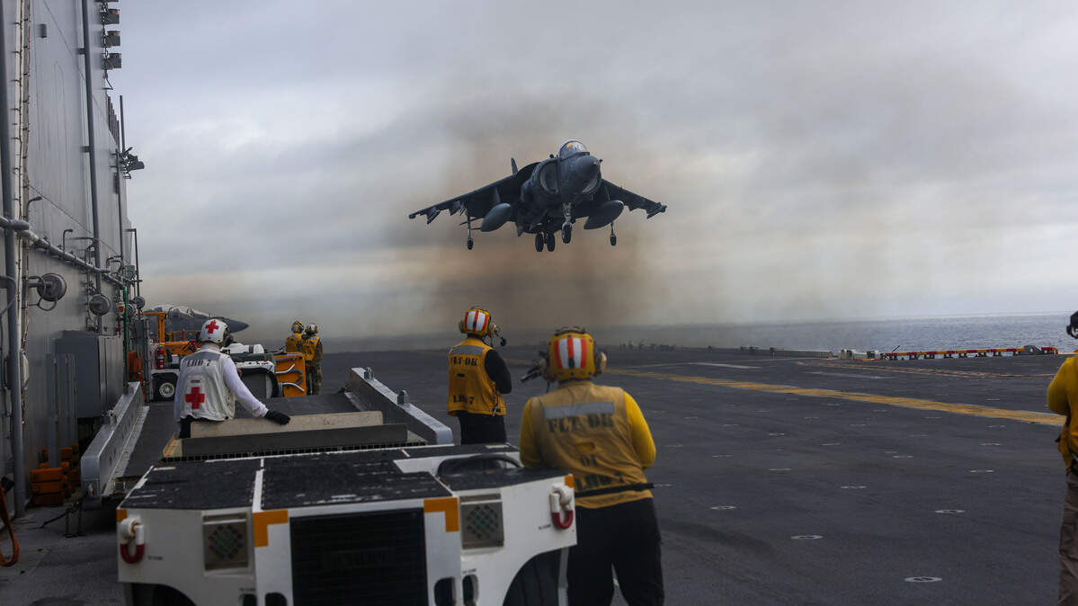 EVIDENCIA DE las operaciones militarias de vuelo en el océano Atlántico, cerca de las costas venezolanas. UN AV-8B Harrier aterriza en la cubierta de vuelo del buque de asalto anfibio Wasp USS Iwo Jima el domingo 24 de agosto