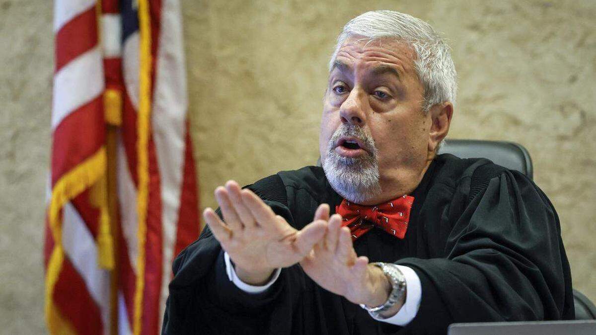 El juez Michael Barket habla con los abogados durante el juicio colectivo de los propietarios restantes de casas móviles en el parque de casas móviles L’il Abner, en el Tribunal del Condado Miami-Dade, Miami, el jueves 14 de agosto de 2025. 14 de agosto de 2025.