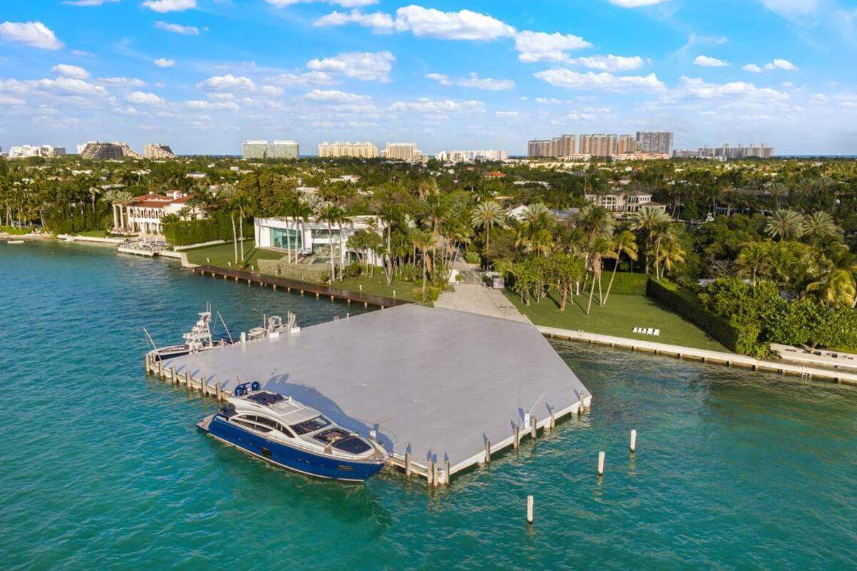 La propiedad, que en su momento formó parte de la “Casa Blanca de invierno” del presidente Richard Nixon, cuenta con un helipuerto de 20.000 pies cuadrados y más de 800 pies de acceso frente al agua. Jill Eber / Judy Zeder / 1 Oak Studios.