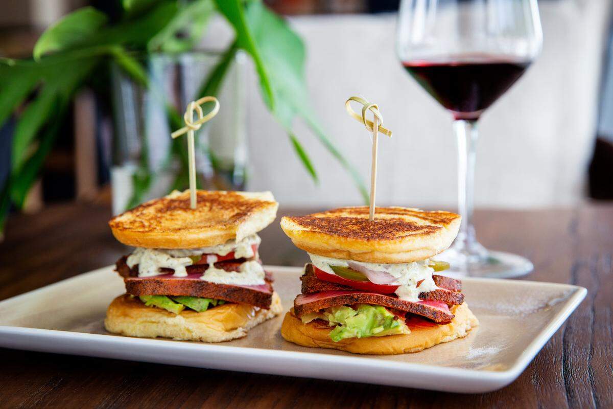 Sliders de atún creación del chef Rashaad Abdool del restaurante Botanic.