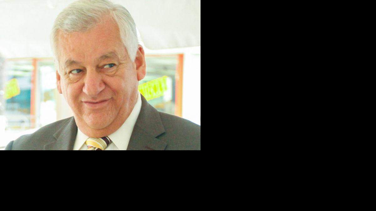  Héctor O'Neill, que fue durante dos décadas alcalde de la ciudad de Guaynabo, fue suspendido por acosar sexualmente a un policía.