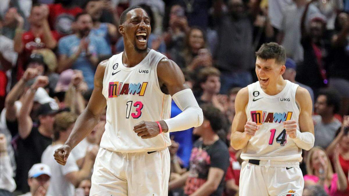Los jugadores del Heat Bam Adebayo (13) y Tyler Herro (14) celebran el triunfo sobre los Wizards en Miami este viernes 25 de noviembre de 2022.