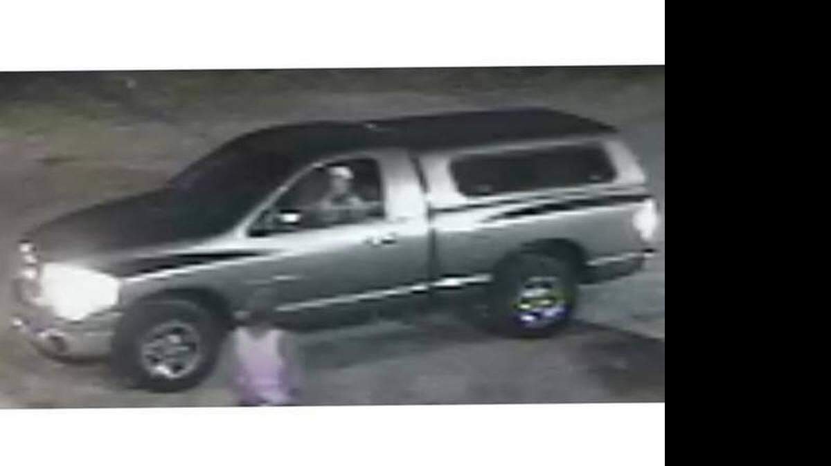 Los detectives dieron a conocer imágenes del video de vigilancia de la camioneta de color oscuro con llantas de fábrica y la cama cubierta.