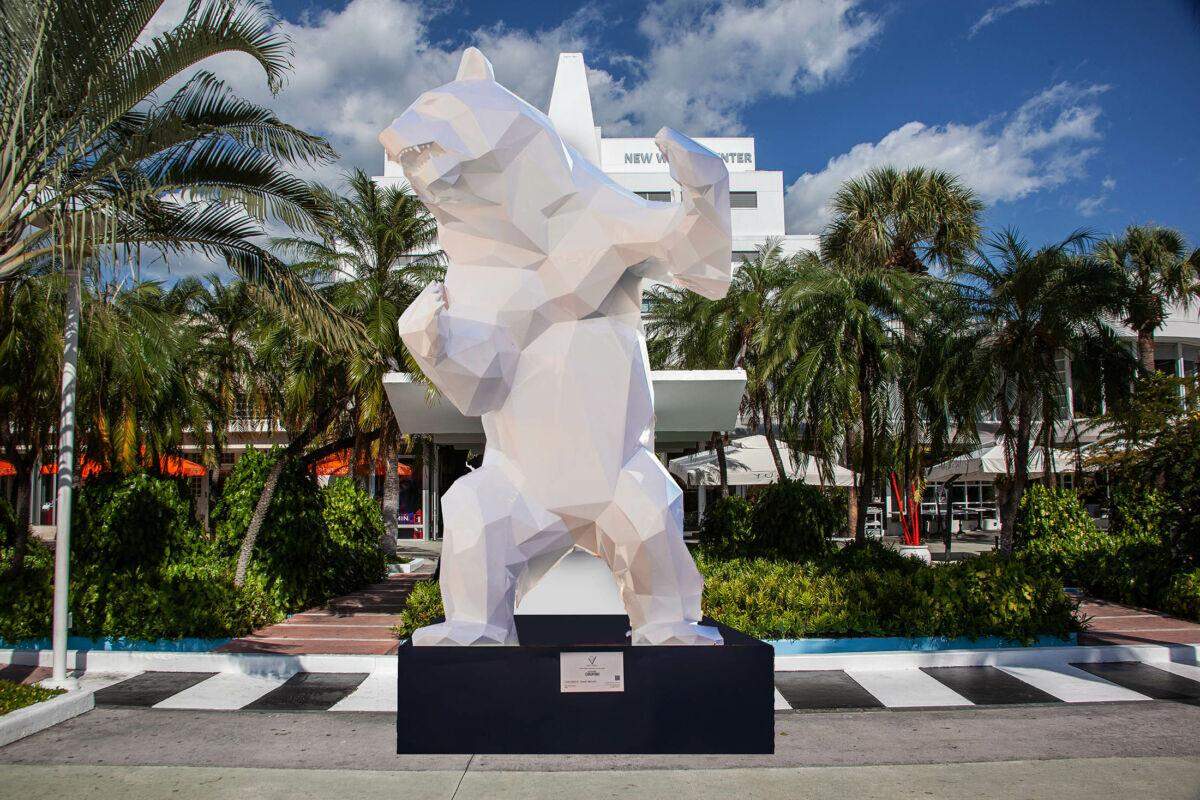 ‘BOTERON’ una de las 12 monumentales esculturas de tamaño natural del renombrado artista francés Richard Orlinski, en Lincoln.