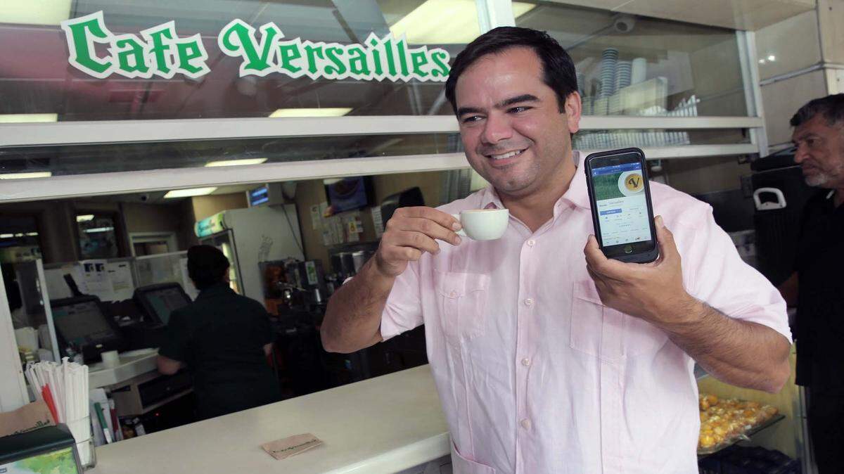 Ralph Rosado sonríe mientras recibe su cafecito cubano gratis en el Versailles de la Calle Ocho este miércoles 12 de abril de 2017.