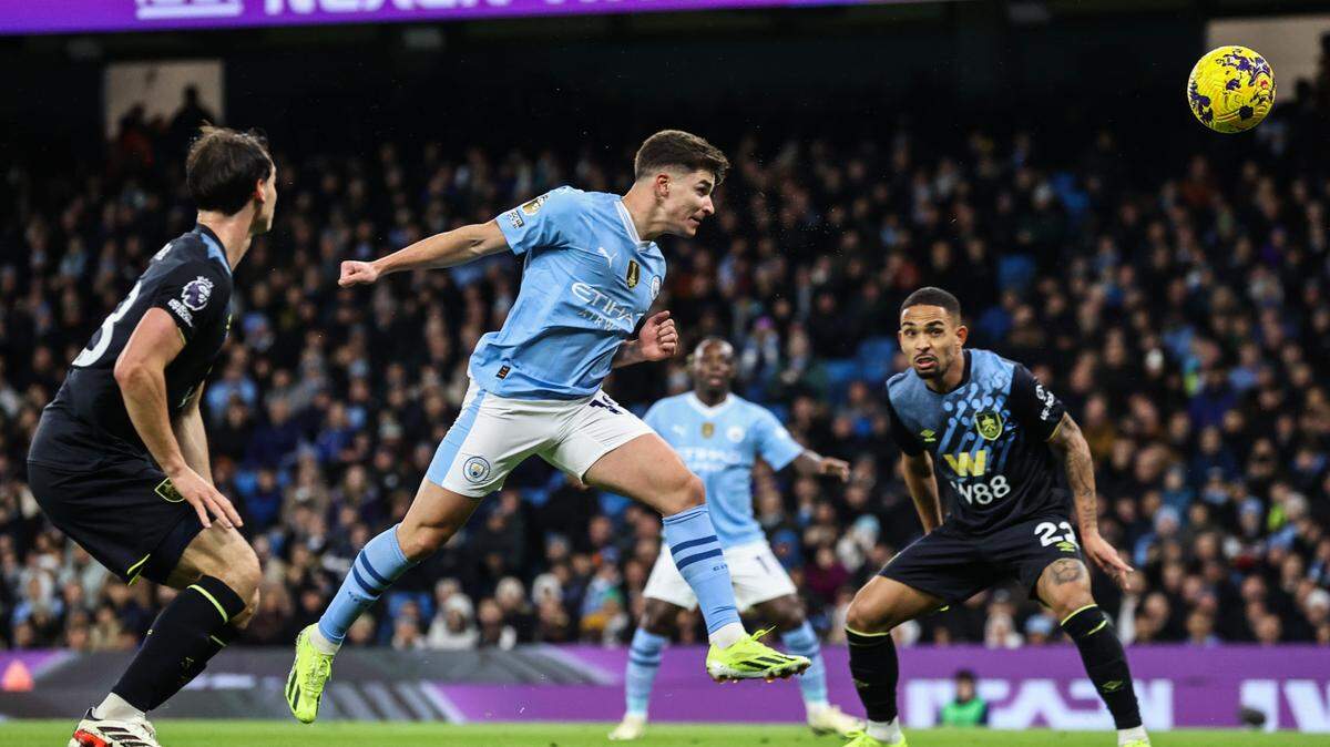 En el día que cumplió 24 años, Julián Álvarez (centro) se despachó con un doblete para que el Manchester City venciese el miércoles 3-1 a Burnley en la Liga Premier y seguir a la caza del líder Liverpool.