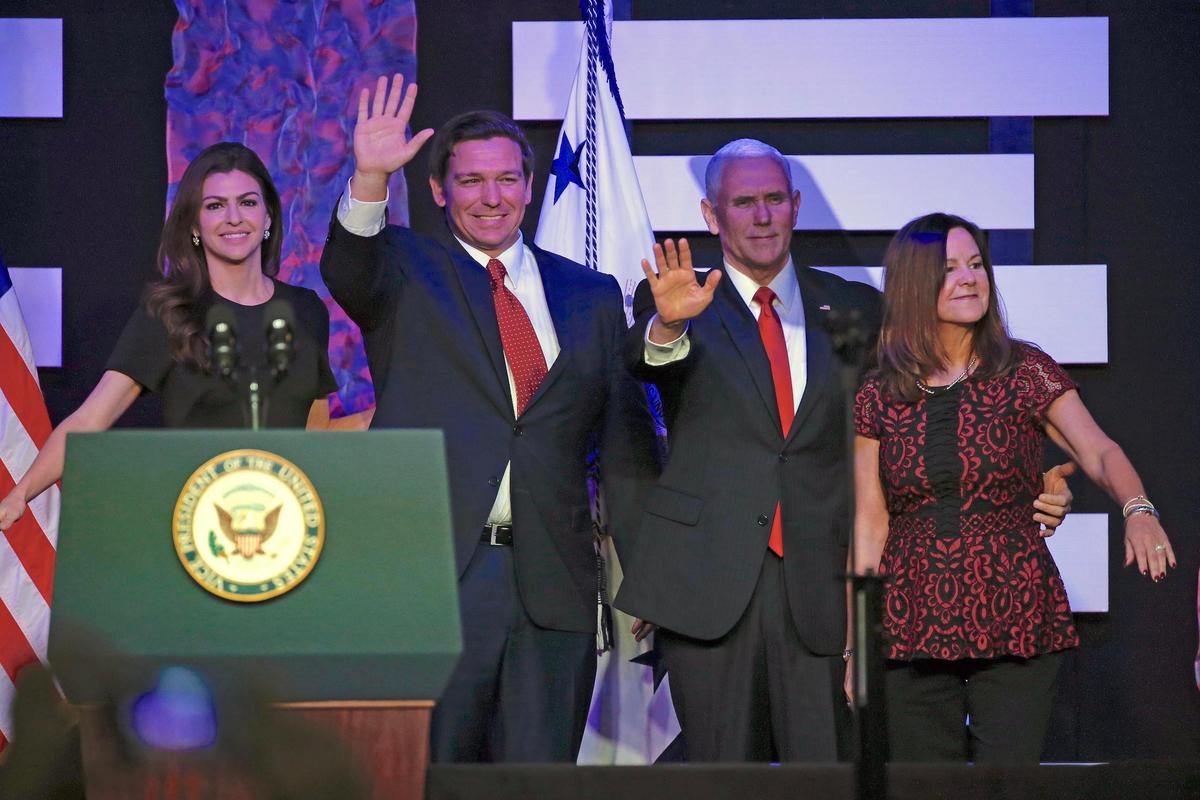 (De izquierda a derecha) Casey Black DeSantis y el gobernador de Florida Ron DeSantis y el vicepresidente Mike Pence y su esposa Karen, durante la visita de Pence en Doral el viernes 1 de febrero de 2019.