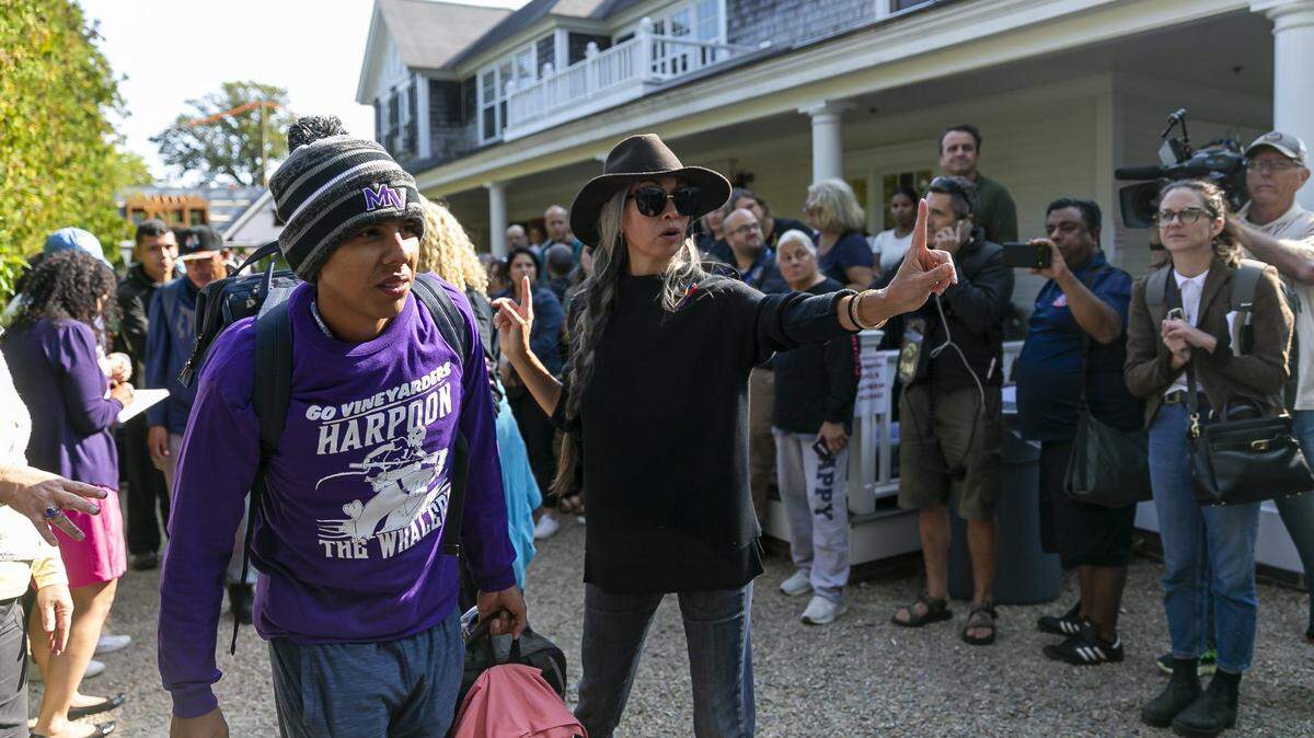 El 16 de septiembre de 2022, en Edgartown, Massachusetts, en la isla de Martha’s Vineyard. Un grupo de 48 migrantes fue trasladado en avión a la isla desde Texas a principios de esta semana, dejándolos varados. Ahora están siendo trasladados a una base militar en Cape Cod.