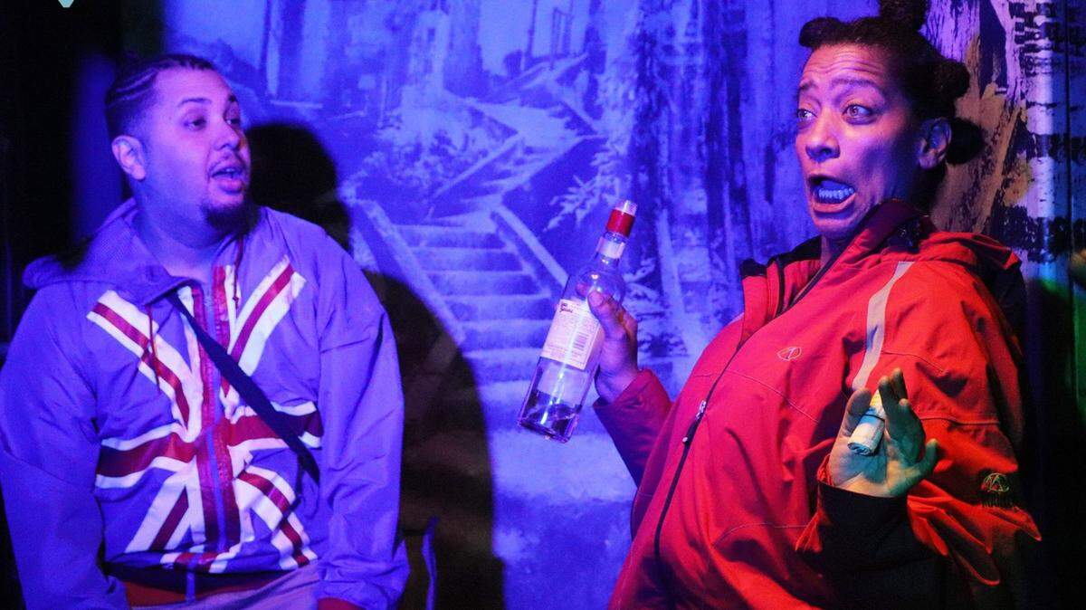 Layla Vargas y Guillermo Londoño en una escena de la comedia negra “La esquina”.