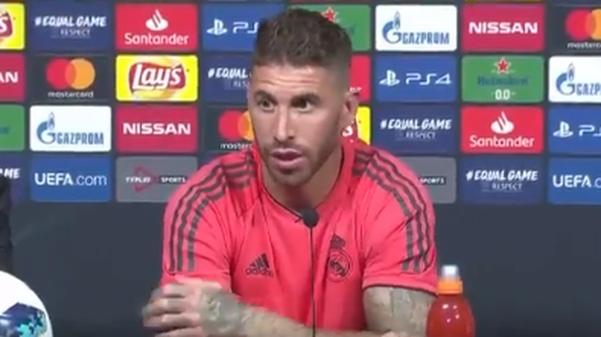 El cpaitán del Real Madrid Sergio Ramos habla en una conferencia de prensa el 14 de agosto de 2018 en Tallín, Estonia, previo al partido con el Atlético de Madrid en la Supercopa de Europa.