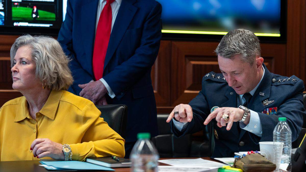 Una foto distribuida por la Casa Blanca muestra al presidente de Estados Unidos, Donald Trump (de pie), junto al jefe del Estado Mayor Conjunto, general Dan Caine (der.), y la jefa de gabinete de la Casa Blanca, Susie Wiles, en la Sala de Situación de la Casa Blanca en Washington, DC, el 21 de junio de 2025.