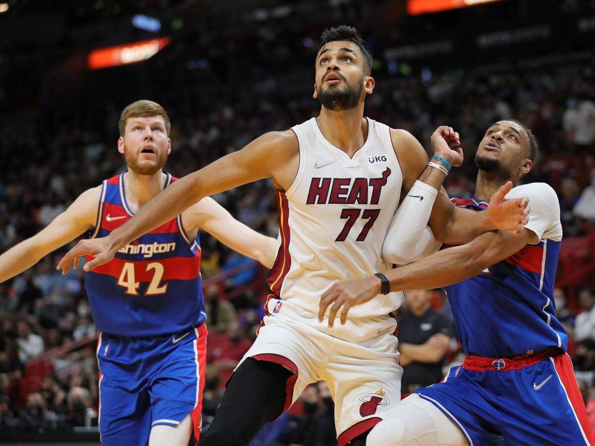 El centro del Heat Omer Yurtseven (77) lucha por un rebote con con Daniel Gafford, de los Wizards de Washington, en el partido celebrado el 28 de diciembre de 2021 en Miami.