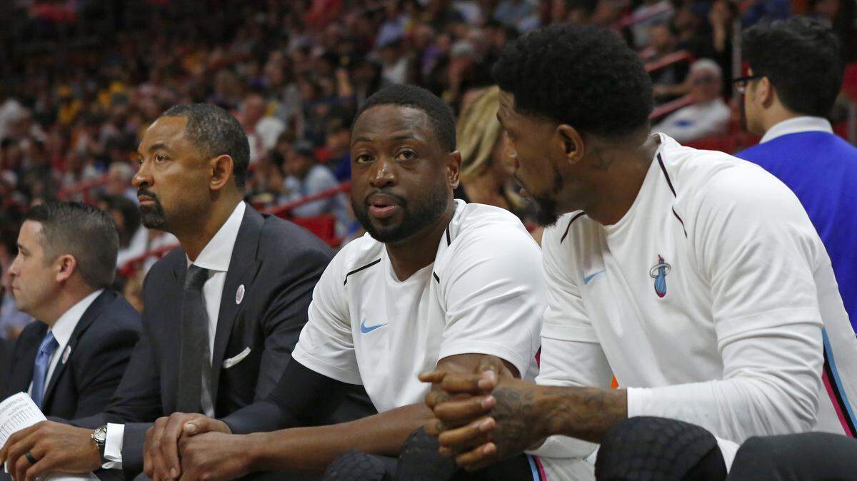 Dwyane Wade (izq.) y Udonis Haslem conversan en el primer cuarto del partido ante los Lakers, celebrado el 1ro de marzo de 2018 en Miami.