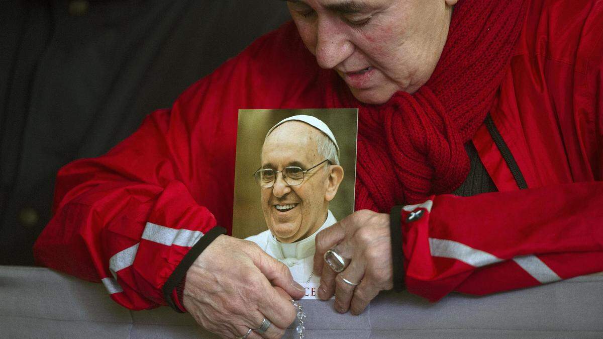 Una mujer reza por la salud del papa Francisco, el miércoles 19 de marzo de 205, en la Plaza de San Pedro en la Ciudad del Vaticano.