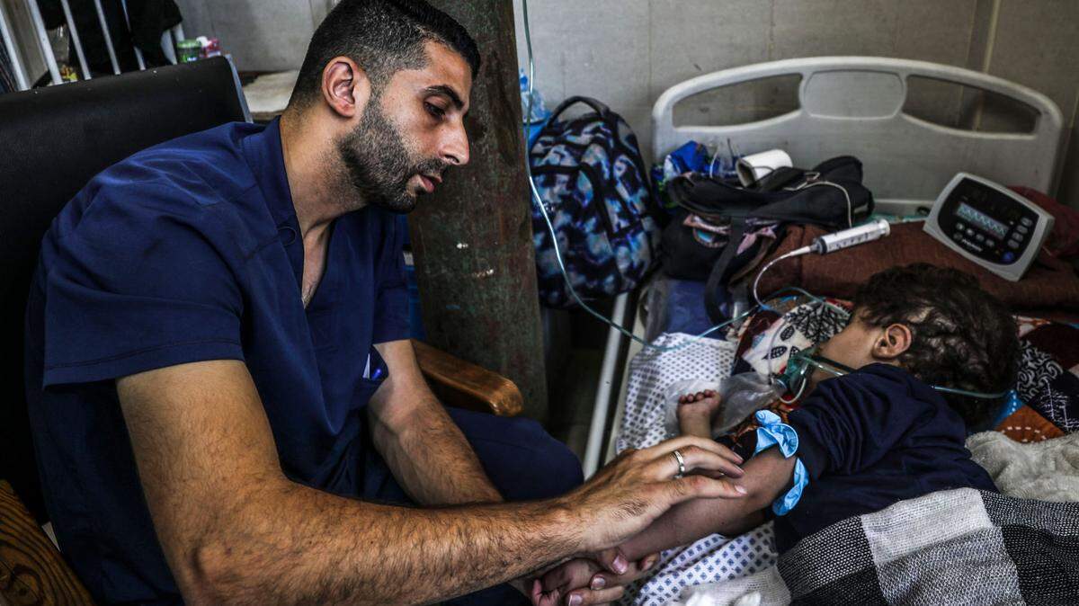 Un niño palestino enfermo es fotografiado en el Hospital Infantil Al-Rantisi en la Ciudad de Gaza, el lunes 2 de junio de 2025.