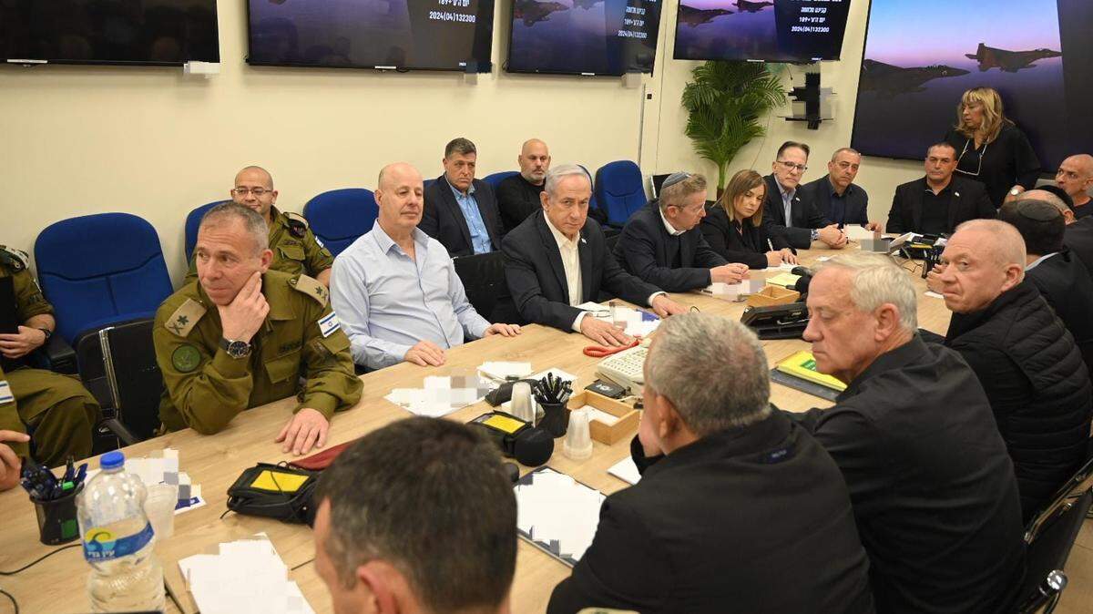 Foto de archivo que muestra al Primer Ministro israelí Benjamin Netanyahu asistiendo a una reunión del gabinete en tiempos de guerra en el Ministerio de Defensa israelí en Tel Aviv.