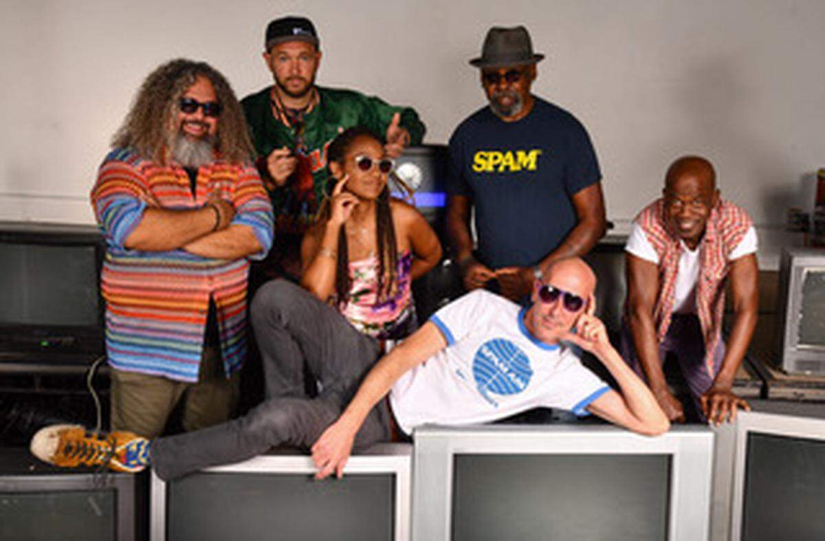 De izquierda a derecha, José Elías, Chad Bernstein, Magela Herrera, Tomás Díaz, Andrew Yeomanson y AJ Hill, integrantes de Spam Allstars. Referente histórico de la escena musical de Miami, la banda lleva su sonido improvisado y de fusión de géneros al South Beach Jazz Festival de este año. 