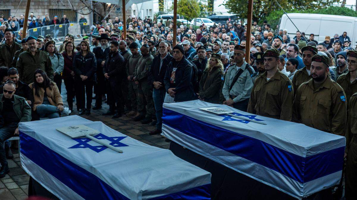 Familiares y amigos asisten el lunes 15 de enero de 2024 al funeral de Mira Ayalon, de 76 años, y su hijo Barak Ayalon, de 48, quienes murieron en ataque con misiles lanzado por Hezbollah.