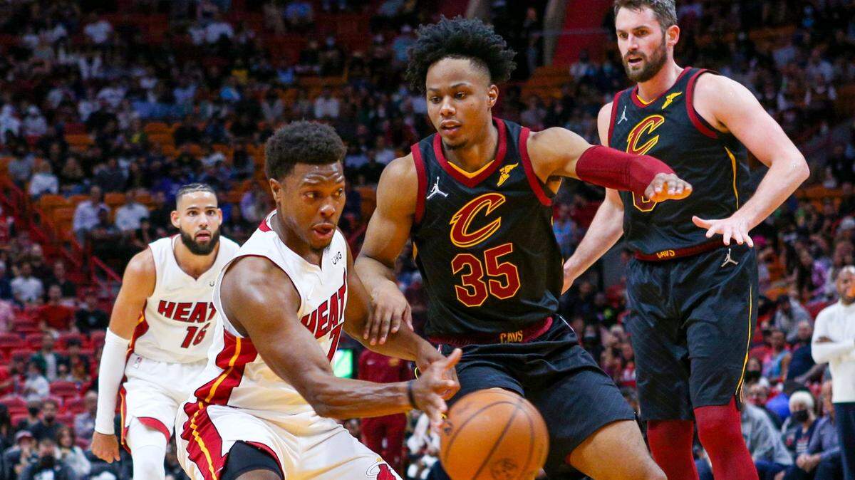 El escolta del Heat Kyle Lowry (7) trata de pasar la pelota ante la marca de Issac Okoro, de los Cavaliers de Cleveland, en el partido celebrado el 1ro de diciembre de 2021 en Miami.