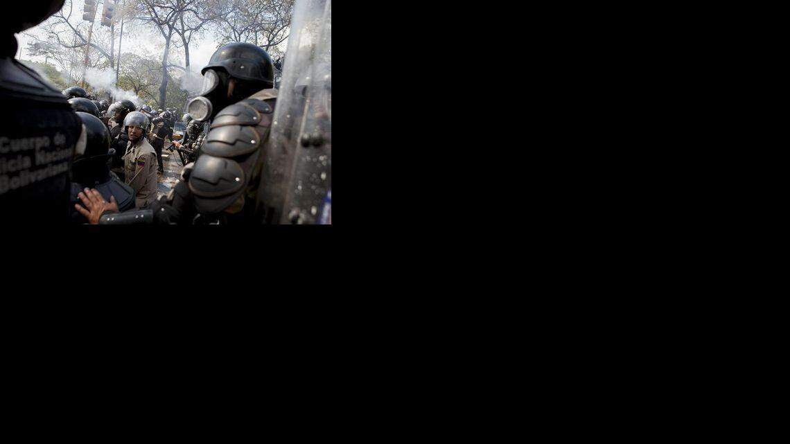 Agentes de la Policía Nacional Bolivariana se enfrentan a manifestantes opositores en la Universidad Central de Venezuela (UCV) en Caracas, en marzo del 2014.