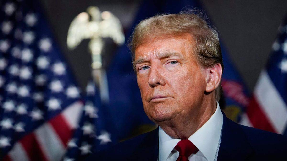 Donald Trump habla en una conferencia de prensa en las salas de reuniones Monroe en DeVos Place en Grand Rapids el martes 2 de abril de 2024.
