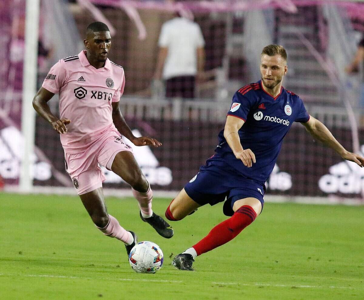 El defensa del Inter Miami Damion Lowe lucha por la pelota en el partido contra el Chicago Fire, el 26 de febrero de 2022 en el DRV PNK Stadium en Fort Lauderdale., Florida.