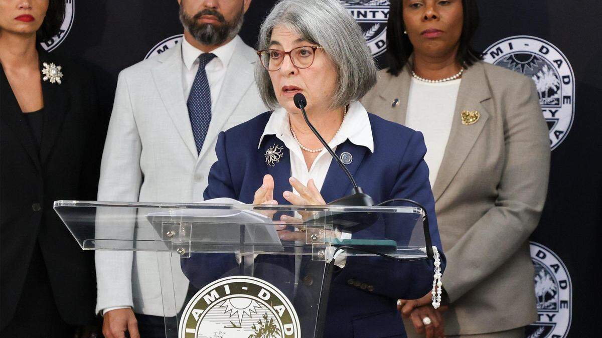 La alcaldesa Daniella Levine Cava revela su propuesta de presupuesto para 2026, que incluye recortes de gastos para cerrar un déficit proyectado de más de $400 millones, mientras miembros de su administración se reúnen el martes 15 de julio de 2025, en Miami.