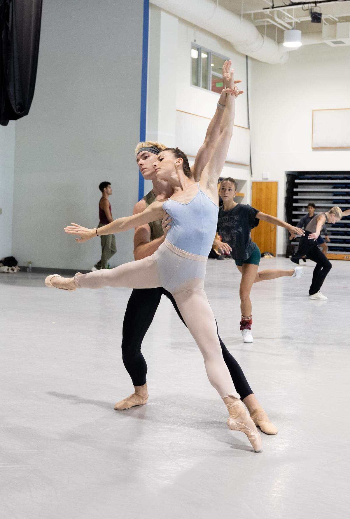 Samantha Hope Galler y Harrison Monaco, ensayando “In The Upper Room” (Tharp/Glass). 