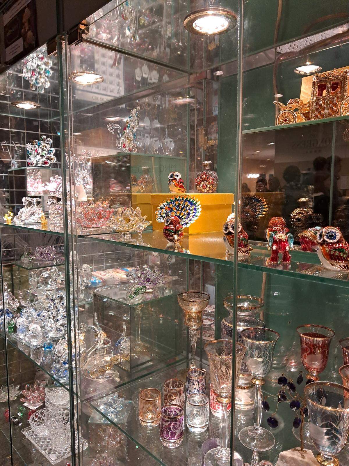 Escaparate en Prada con cristalería de cristal de Bohemia.