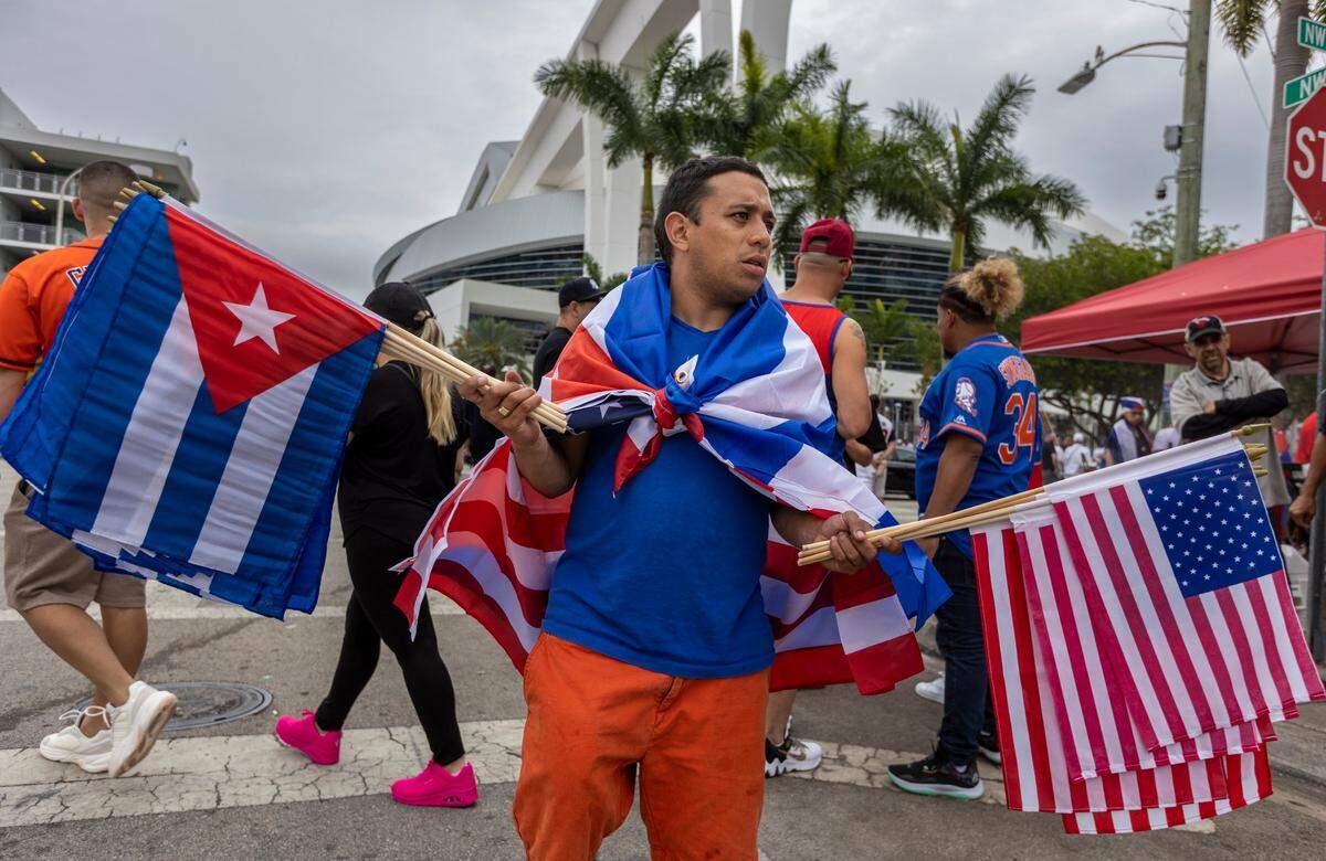 Mientras las protestas acaparaban la atención de la policía, que había desplegado un operativo impresionante y masivo para evitar desmanes, los vendedores ambulantes ofrecían banderas de Cuba y EEUU a 20 dólares cada una.