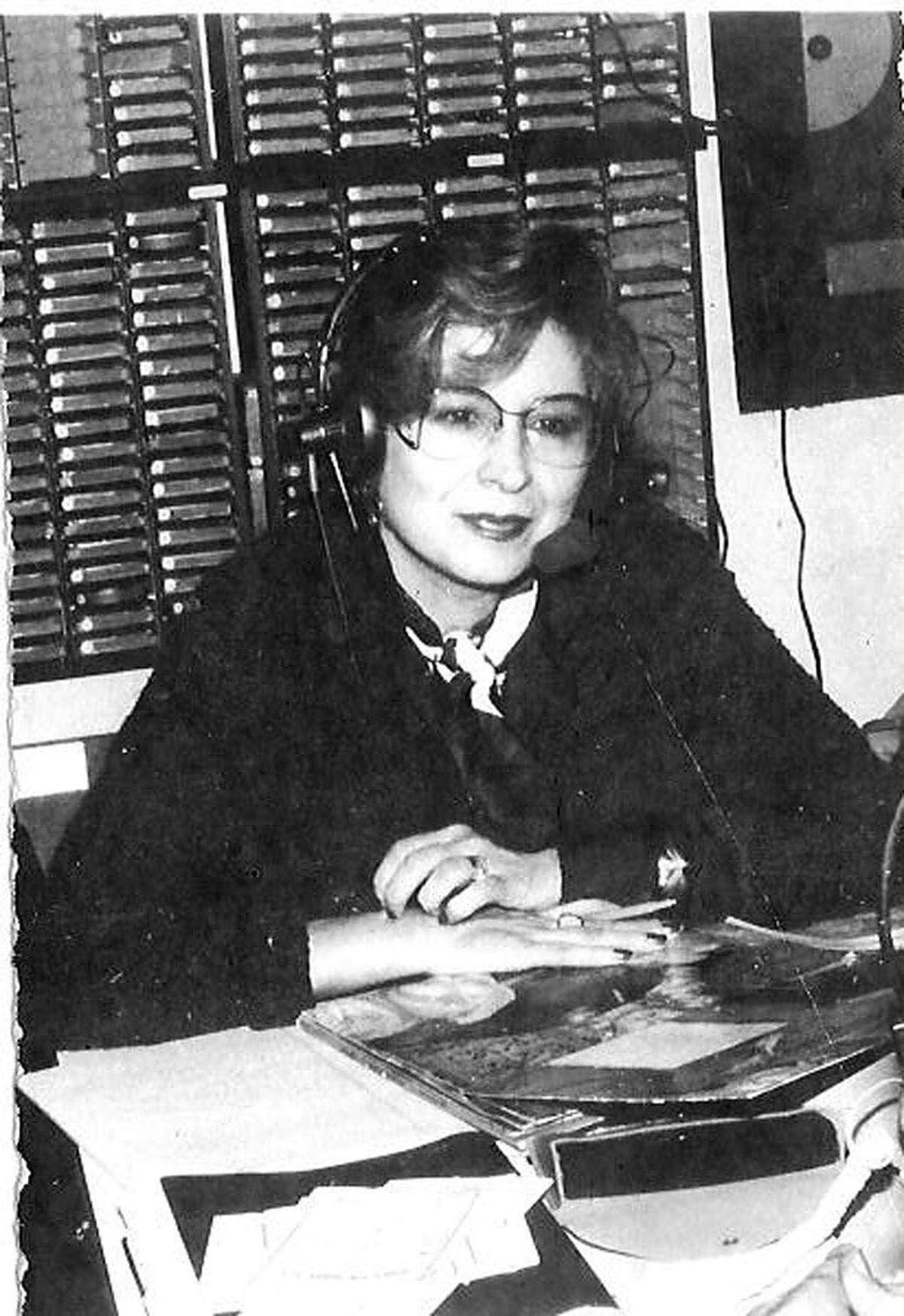 Gilda Mirós en 1977, actuando como locutora de WADO Radio en Nueva York.