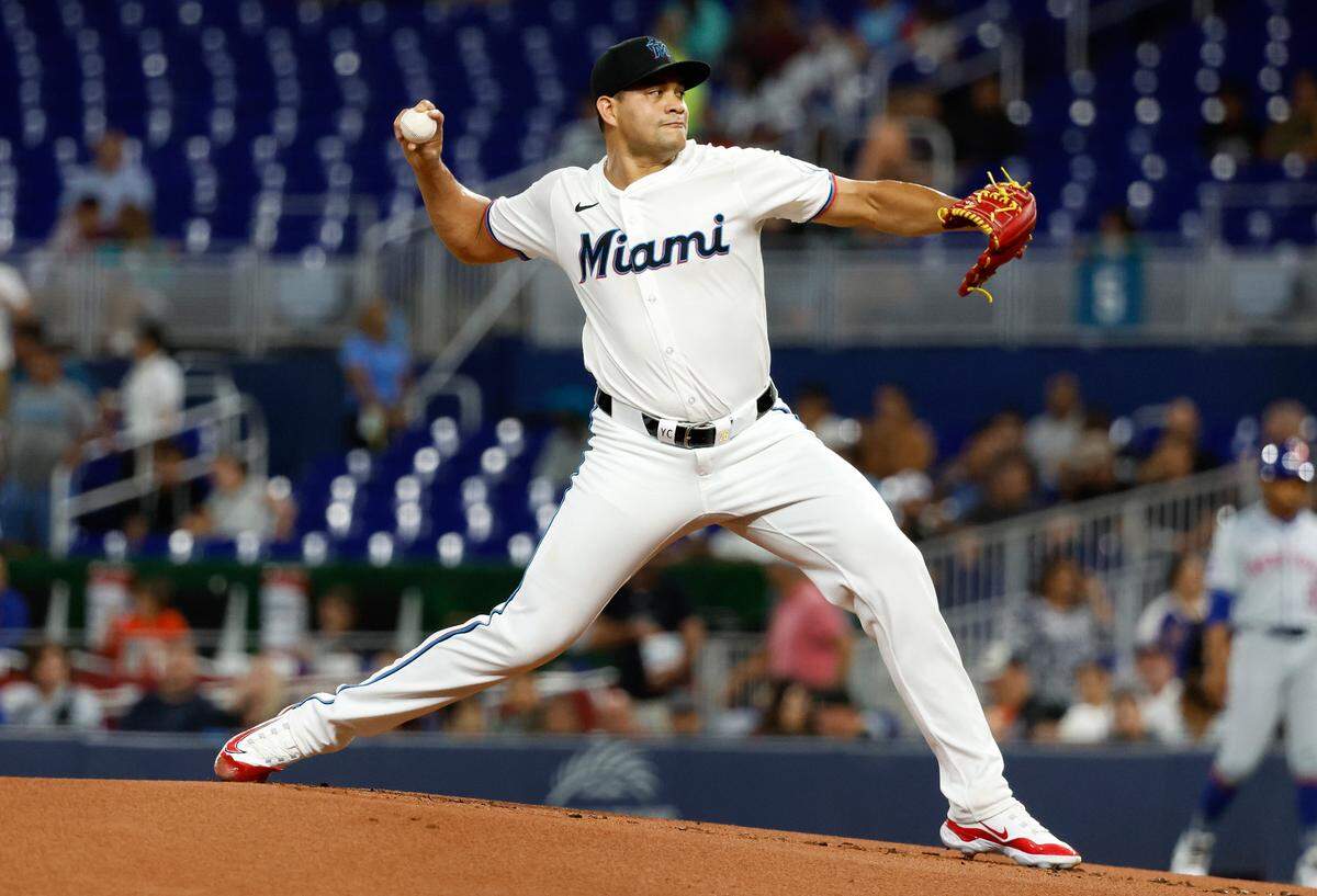 El abridor de los Marlins Yonny Chirinos lanza en el primer inning del partido ante los Mets de Nueva York, celebrado el 22 de julio de 2024 en Miami.