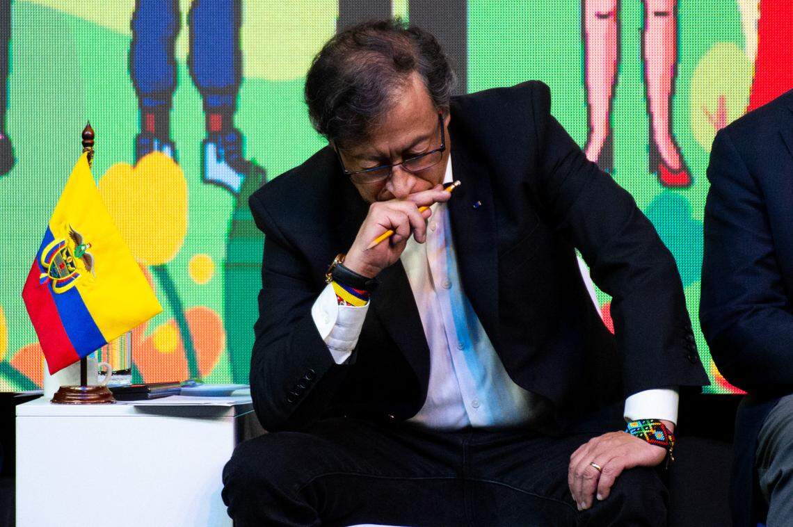 ES DIFICIL saber si Gustavo Petro es un racista o un ignorante, o ambas cosas.