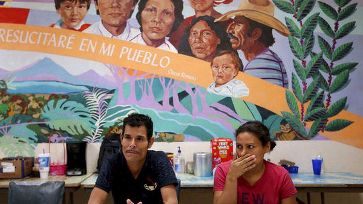 Melvin e Iris, ambos de  Honduras, relatan cómo fueron separados de sus hijos en la frontera entre Estados Unidos y México, en una conferencia de prensa el lunes 25 de junio del 2018 en El Paso, Texas.  (AP Foto/Matt York)