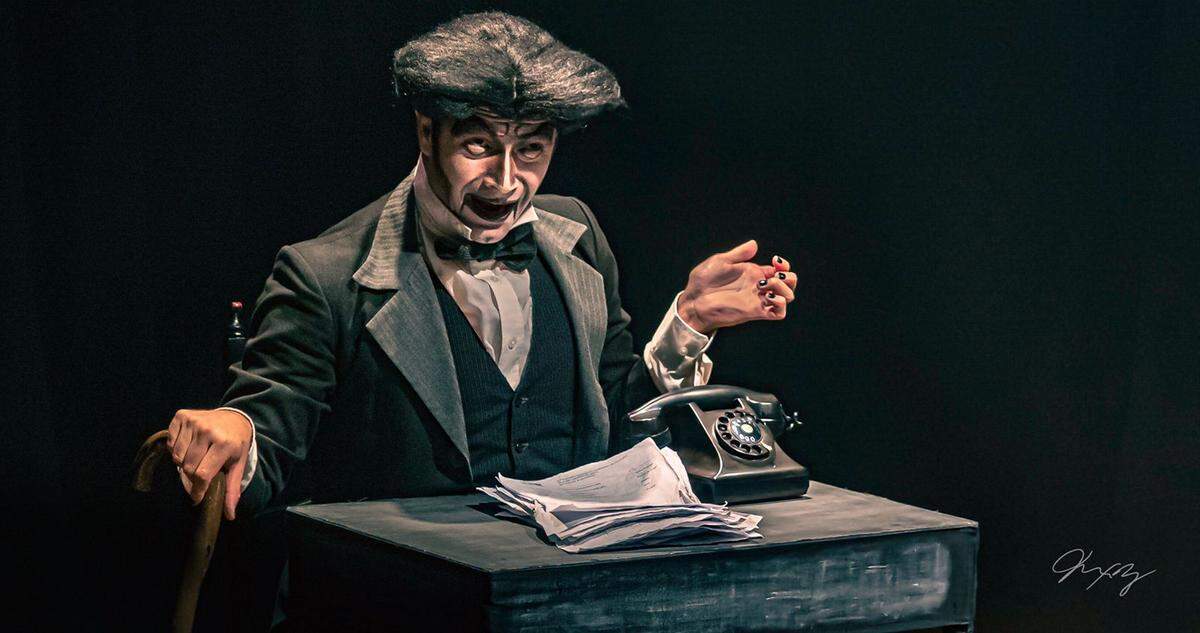 Martín Peña Vázquez asume el personaje de Bruma en la obra homónima del grupo ecuatoriano Teatro del Cielo, y es también el autor del texto y el director del montaje.