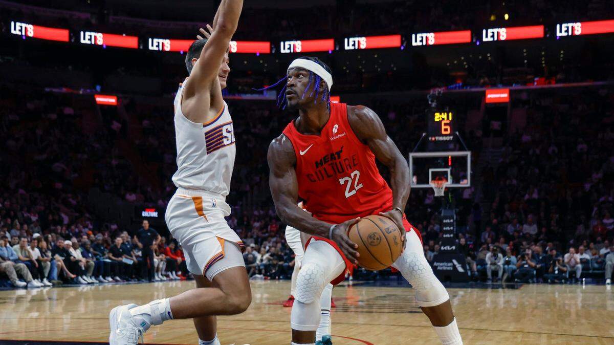 El jugador del Heat Jimmy Butler (der.) trata de pasar la maca de Grayson Allen, de los Suns de Phoenix, en el partido celebrado el 7 de diciembre de 2024 en Mami.