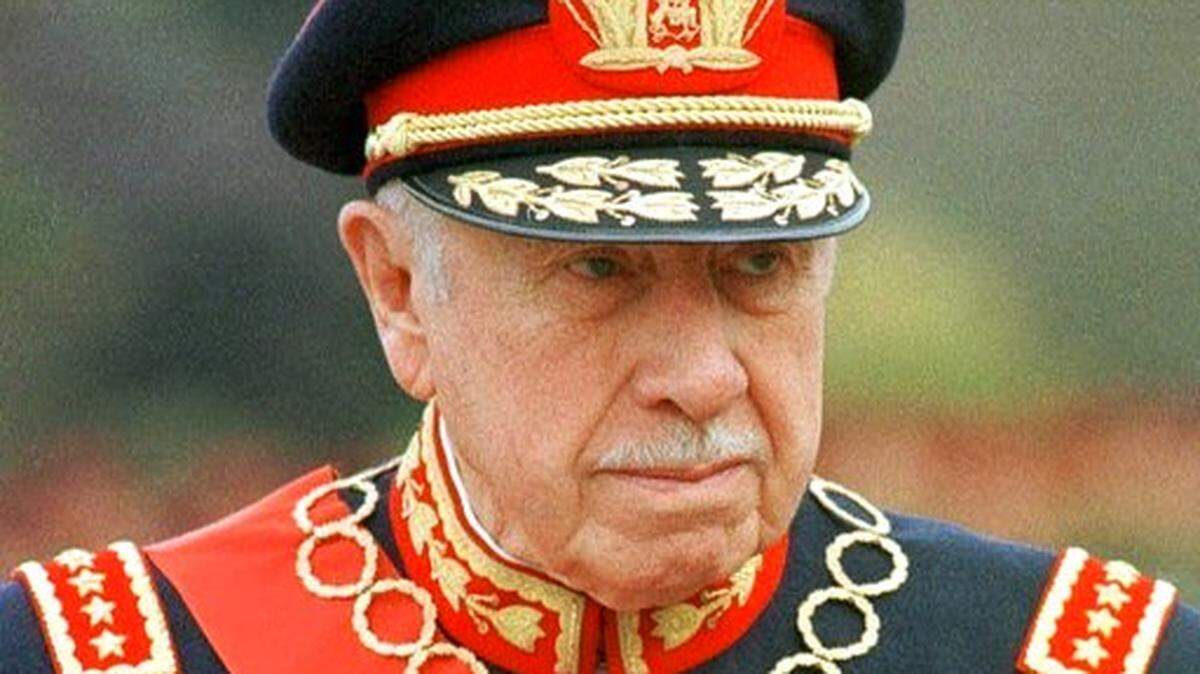 En esta foto de archivo del 10 de marzo de 1998, el exgeneral Augusto Pinochet está en Santiago de Chile. (AP Foto/Santiago Llanquin, Archivo)
