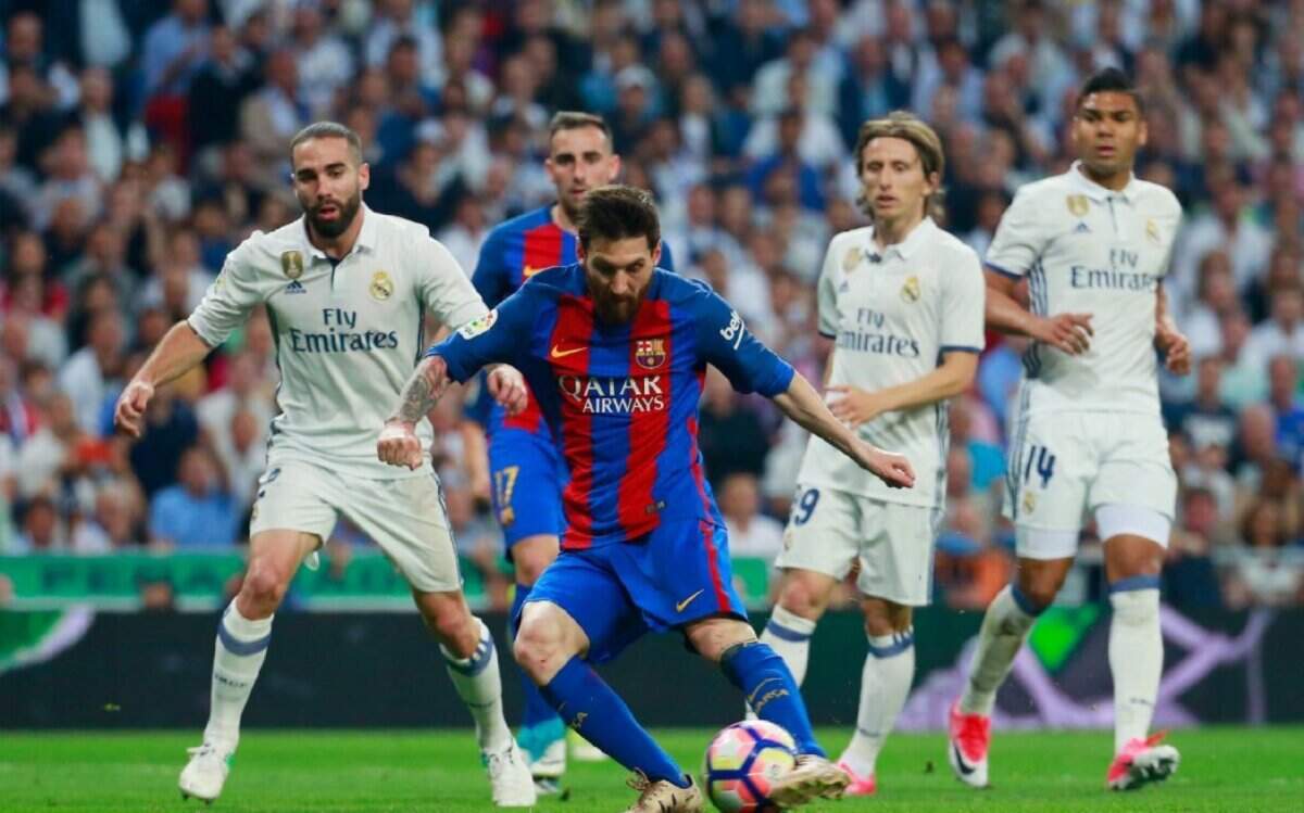 Lionel Messi anota su primer gol con Barcelona en el partido contra el Real Madrid, el domingo 23 de abril del 2017. 