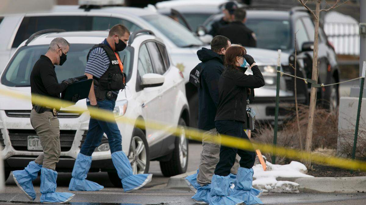 La Policía trabaja en la escena afuera del supermercado King Soopers, en Boulder, Colorado, en el que murieron 10 personas, el lunes 22 de marzo de 2021.