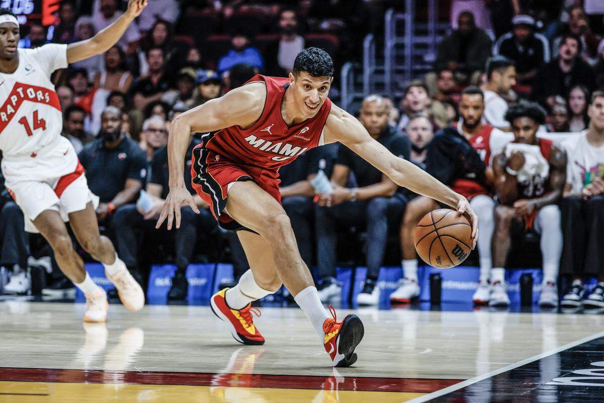 El jugador del Heat Simone Fontecchio captura un rebote en el partido contra los Raptors de Toronto, celebrado el 23 de diciembre de 2025 en Miami.