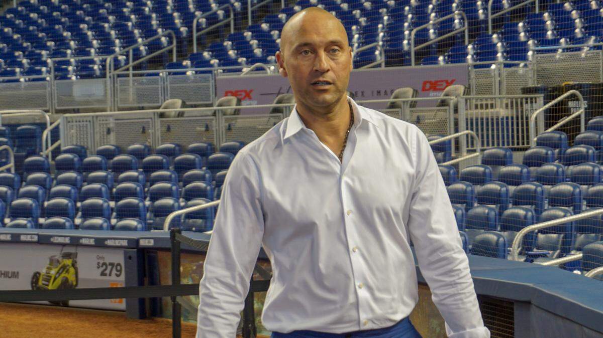 Derek Jeter ha enviado una onda expansiva con su partida de los Marlins. La leyenda del béisbol anunció el lunes que dejará su cargo como director ejecutivo de los peces y que también renunciará a su participación como accionista en la organización.