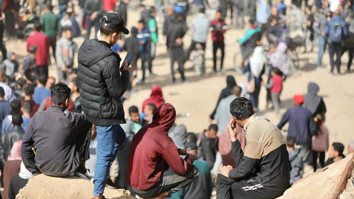 Cientos de personas esperan para recibir ayuda y alimentos en Ciudad Gaza, el domingo 17 de marzo de 2024.