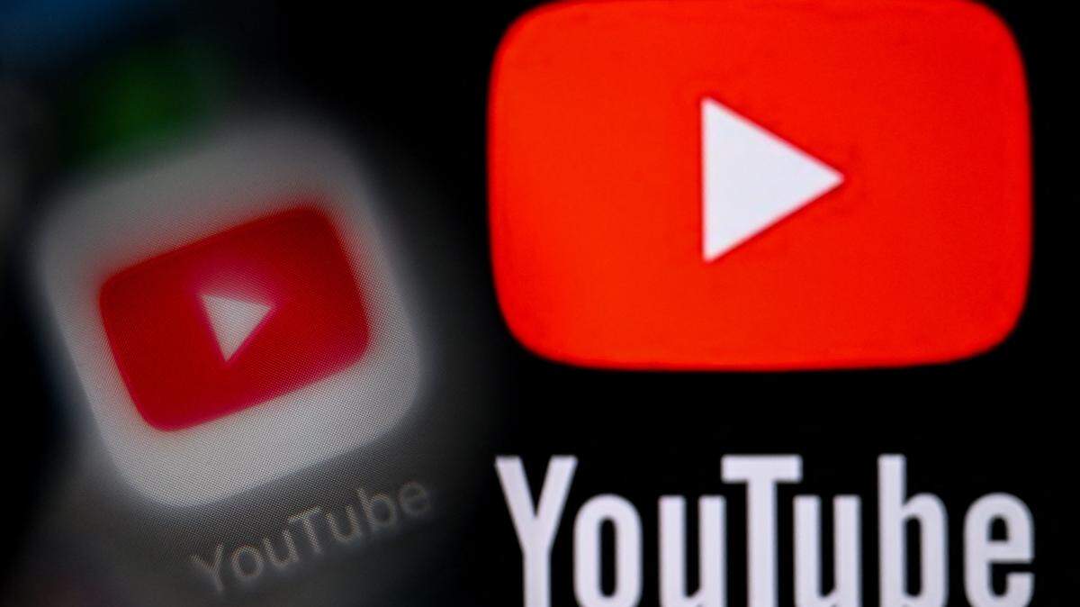 Ilustración tomada en Fráncfort del Meno, oeste de Alemania, el 22 de enero de 2026, muestra el logo de la plataforma de video estadounidense YouTube en la pantalla de un teléfono inteligente y el logo de YouTube en la pantalla de un portátil.