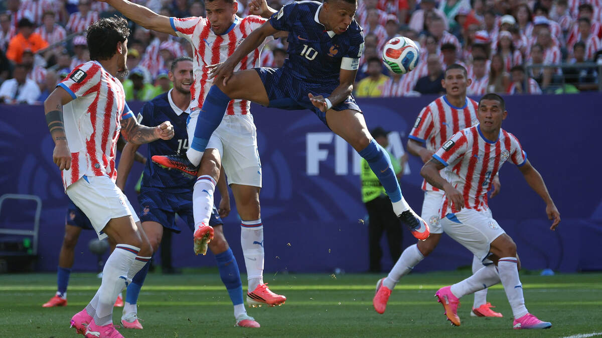 El delantero francés Kylian Mbappé, número 10, patea el balón superando al centrocampista paraguayo Diego Gómez, número 8, durante el partido de octavos de final del Mundial de 2026 entre Paraguay y Francia en el Estadio de Filadelfia, el 4 de julio de 2026..
