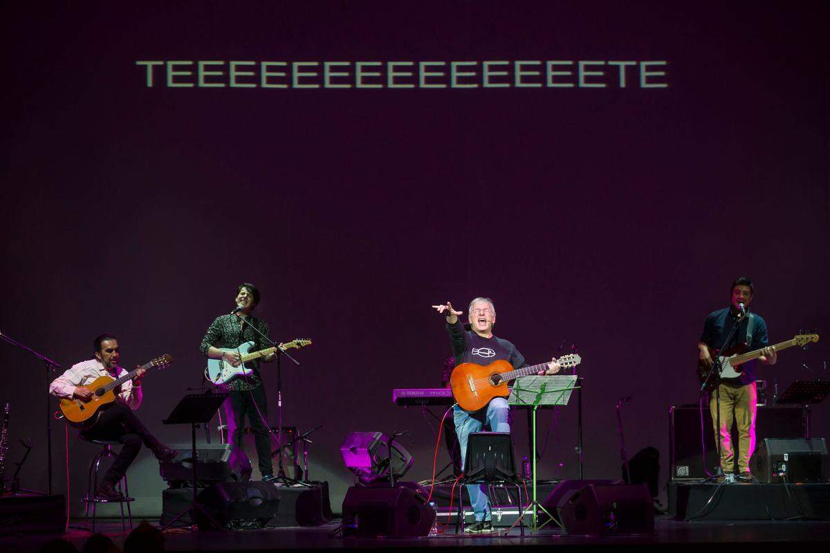 Los espectáculos de Luis Pescetti son una mezcla de canciones, juegos y narraciones, humor incluido. Fotografía tomada en el Teatro Metropolitan de la Ciudad de México